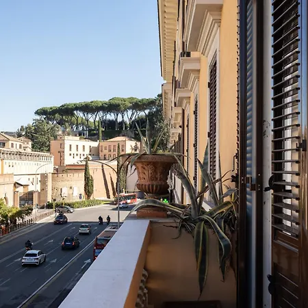 Lunaria Vatican Apartment *